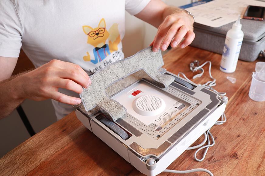 Das Wischtuch des Ecovacs WINBOT W1 PRO wird an der Unterseite des Roboters angebracht